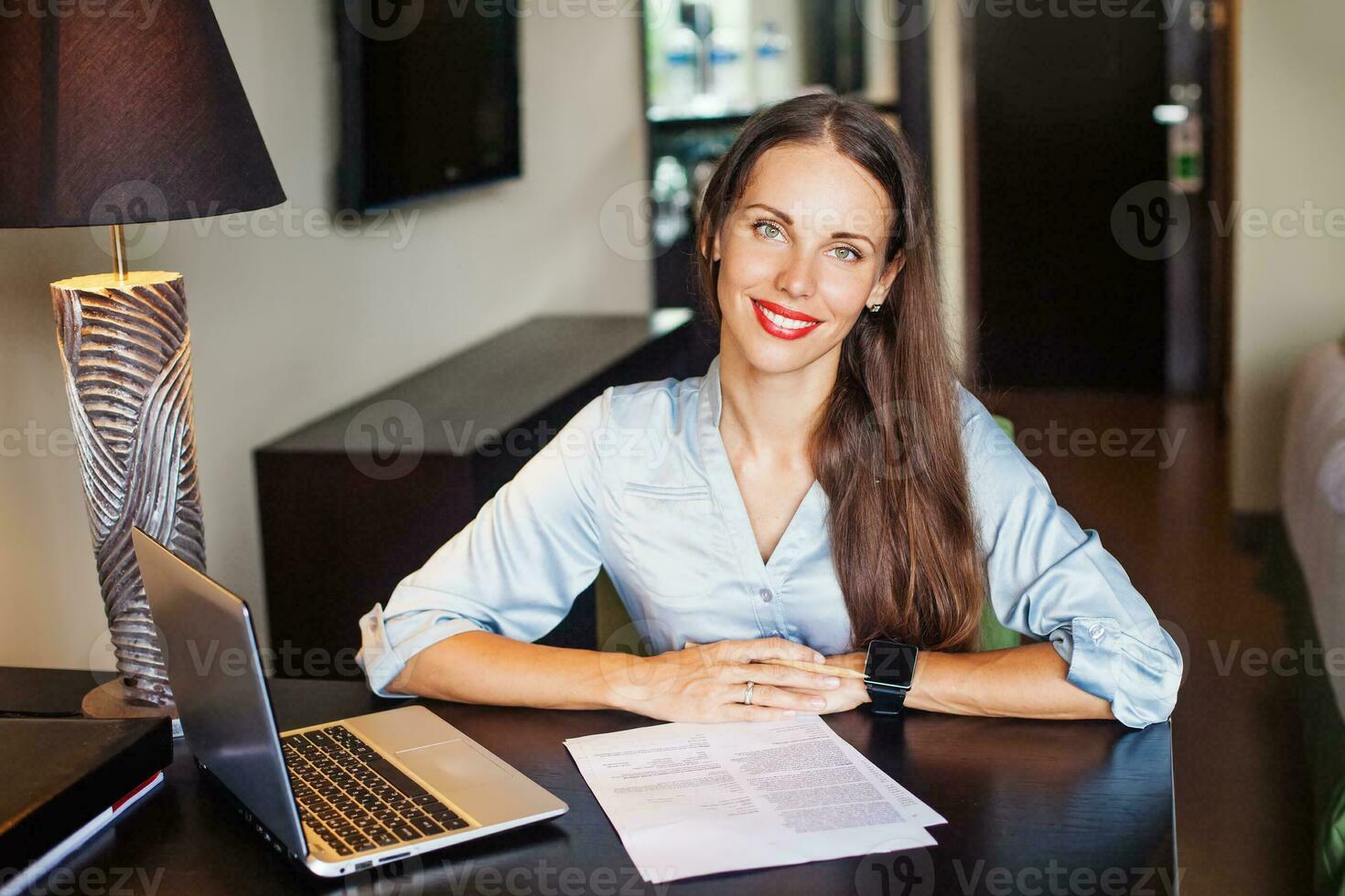 freundlich Selbstständiger weiblich Anwalt Sitzung im ihr Büro foto