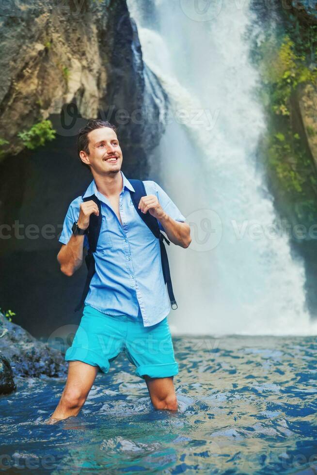 Mann haben ein abenteuerlich Verfolgung in der Nähe von das Wasserfall foto