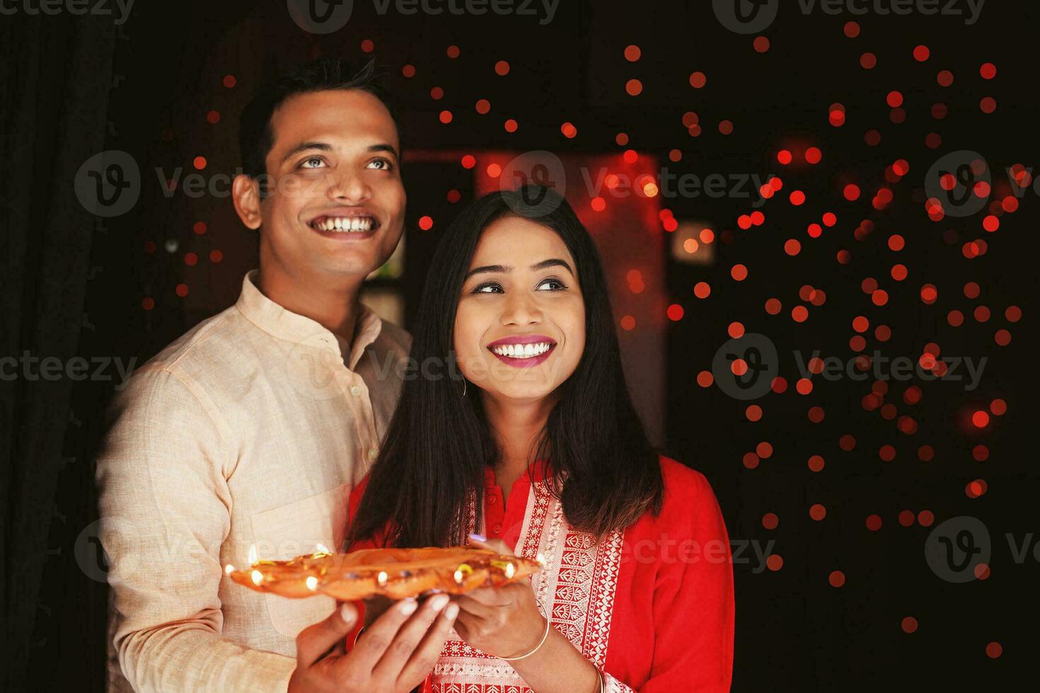 schön indisch Paar halten Diya Thali zum Diwali Feier foto