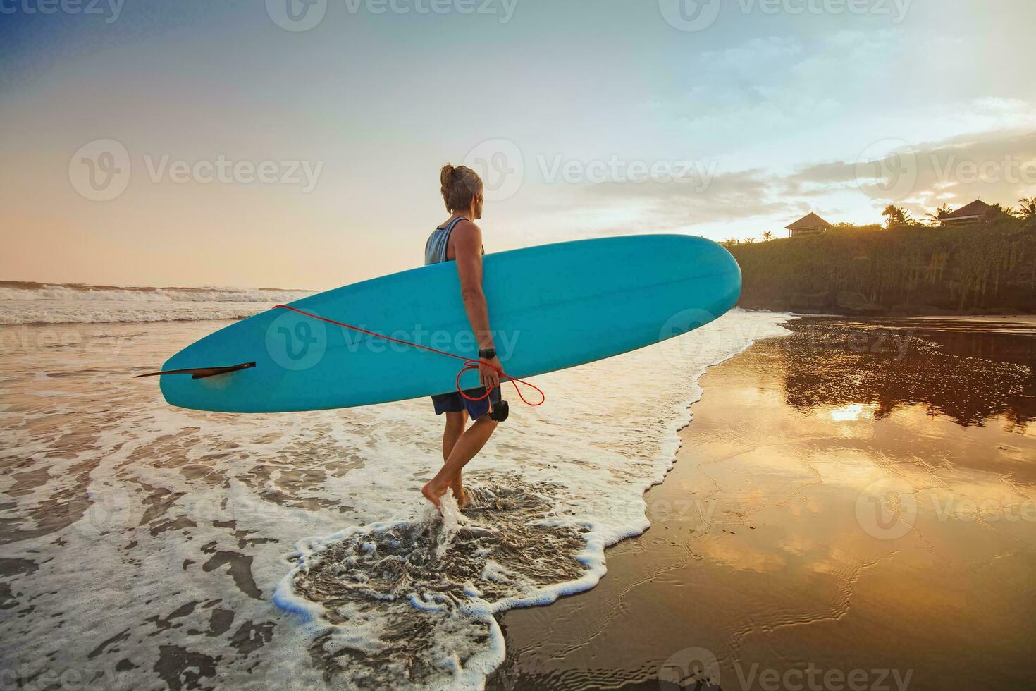 Kerl Surfen auf ein Sonnenuntergang Stil Farben foto