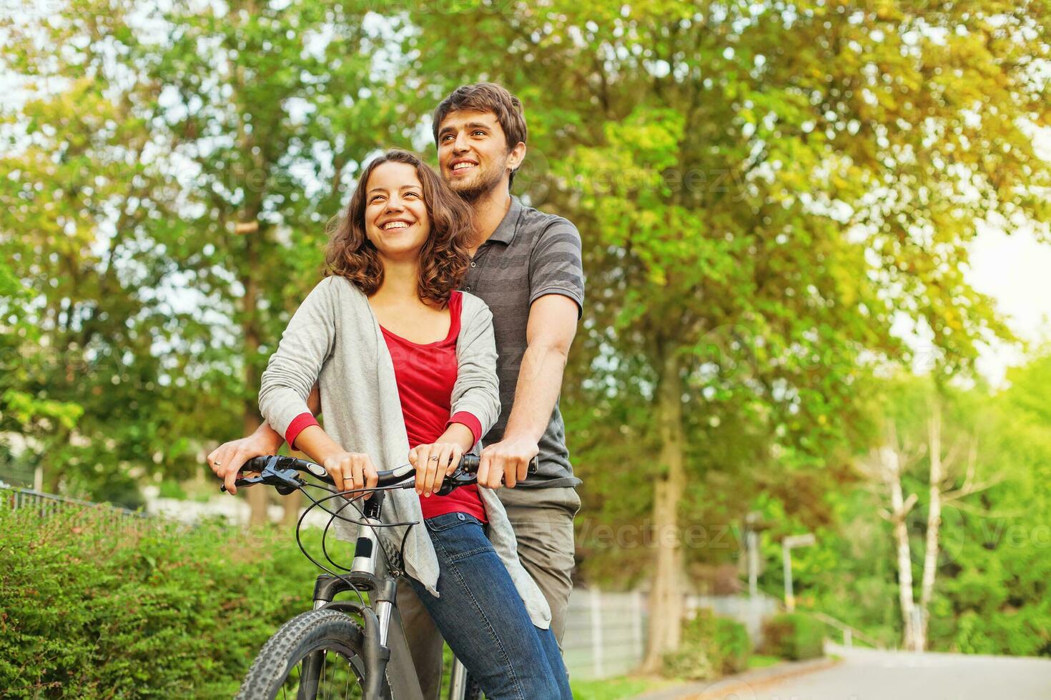 Menschen im Liebe - - Reiten zusammen auf das gleich Fahrrad foto