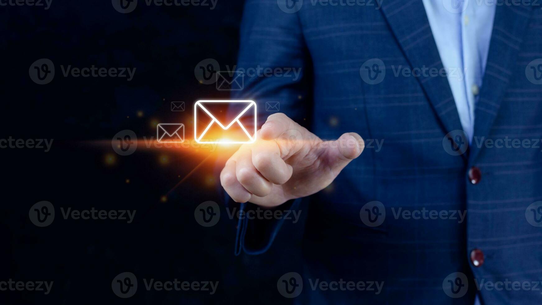 Geschäftsmann, der E-Mails online mit virtueller Schnittstellentechnologie überprüft. Direktmarketing, Online-Nachricht, E-Mail, E-Mail, Kommunikationskonzept. foto