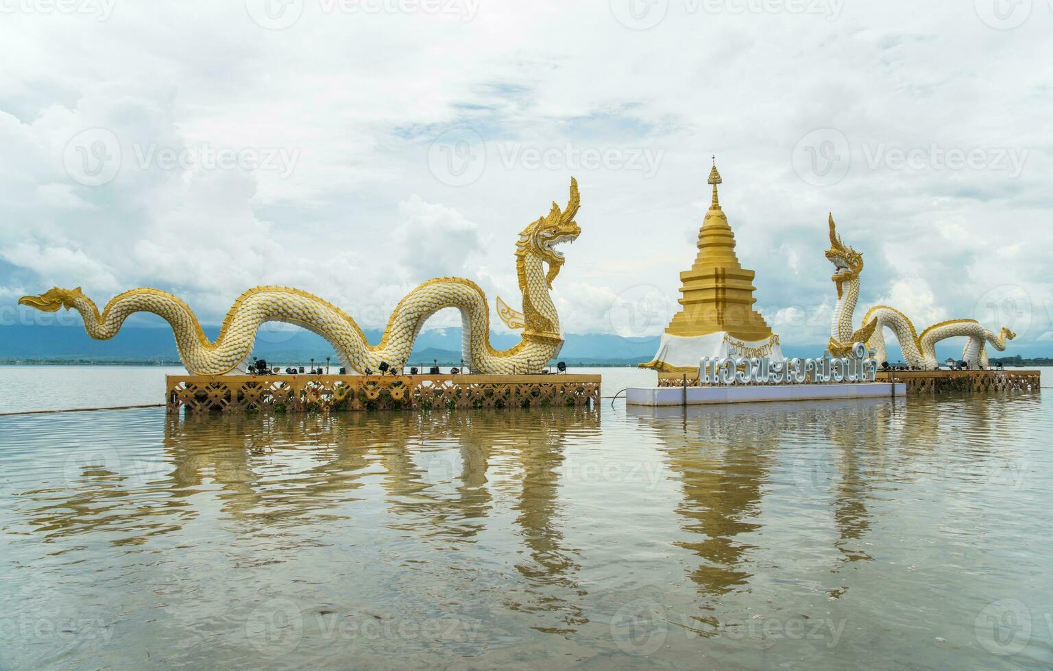 das golden Pagode und Zwilling Naga ein ikonisch Wahrzeichen im Phayao See, Thailand. foto