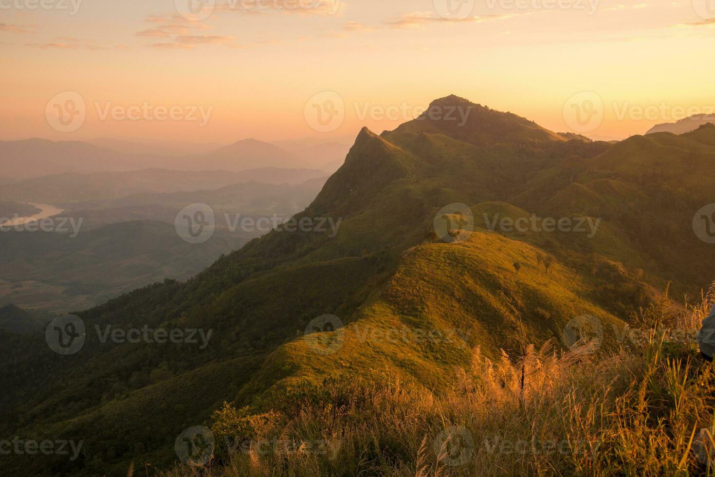 das schön Landschaft von doi pha Seetang ein ikonisch natürlich Wahrzeichen im Chiang Rai Provinz von Thailand beim Sonnenuntergang. foto