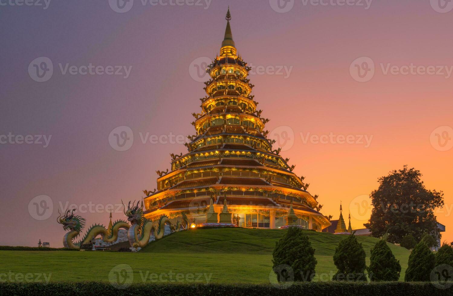 das Chinesisch Pagode Stil von wat huay pla kang im Chiang Rai Provinz von Thailand beim Dämmerung. foto