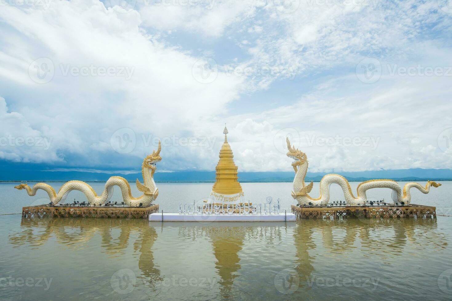 das golden Pagode und Zwilling Naga ein ikonisch Wahrzeichen im Phayao See, Thailand. foto