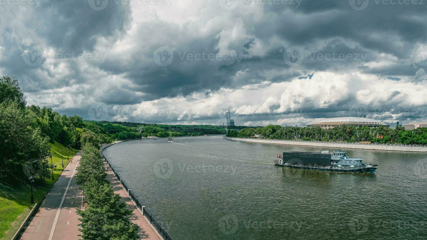 Russland, Moskau, 31. Juli 2020. Tourist Schiff schwebend auf das Fluss. Panorama- Aussicht von das Moskau Fluss und Spatz Hügel. foto