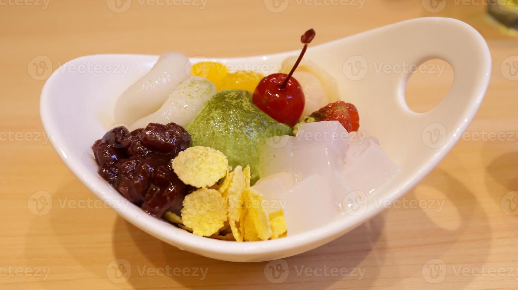 Shiratama anmitsu ist ein klassisch japanisch Süss Knödel serviert mit Matcha Eis Creme, sortiert Früchte, ogura Einfügen und gekrönt mit Besondere braun Zucker Soße. foto