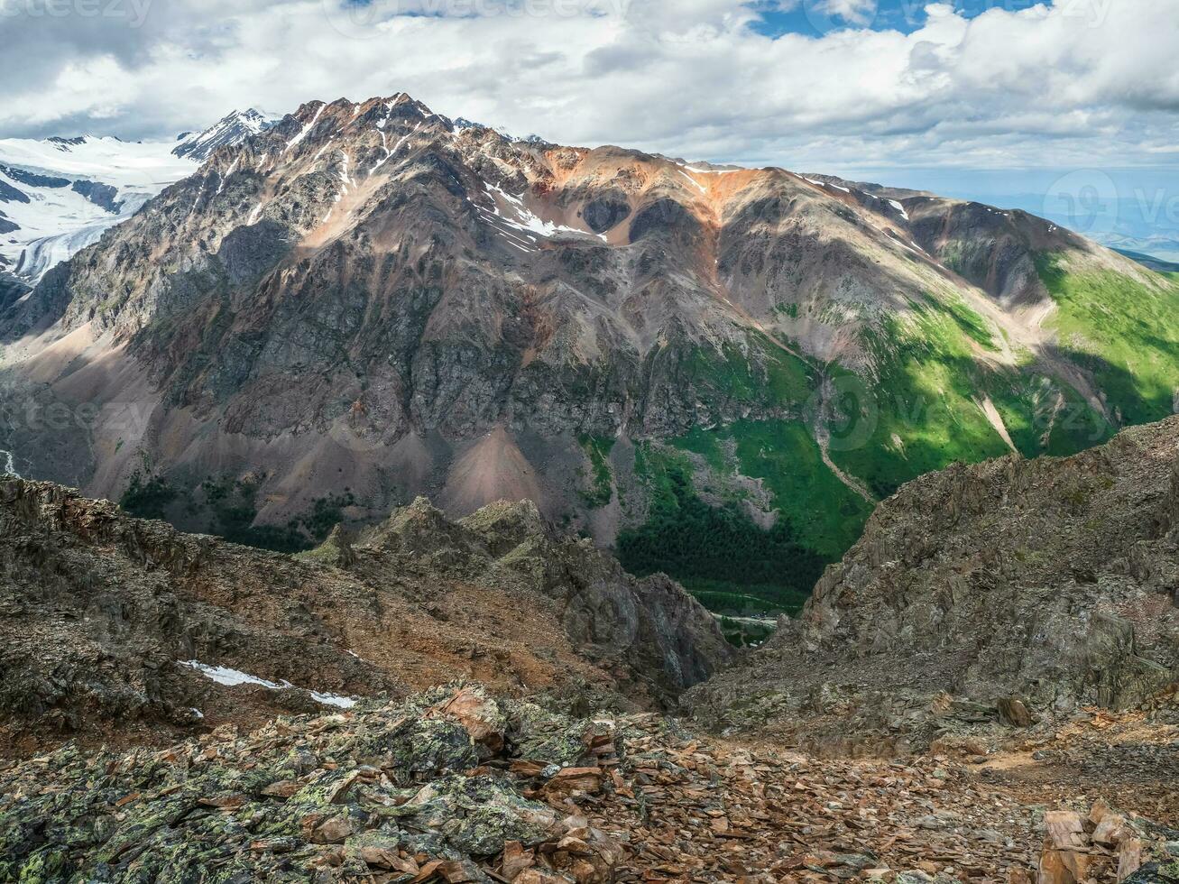 gefährlich Berg Couloir. bunt sonnig Landschaft mit Cliff und groß felsig Berge und Epos tief Schlucht. hoch Stein Spitzen von altai Berge. foto