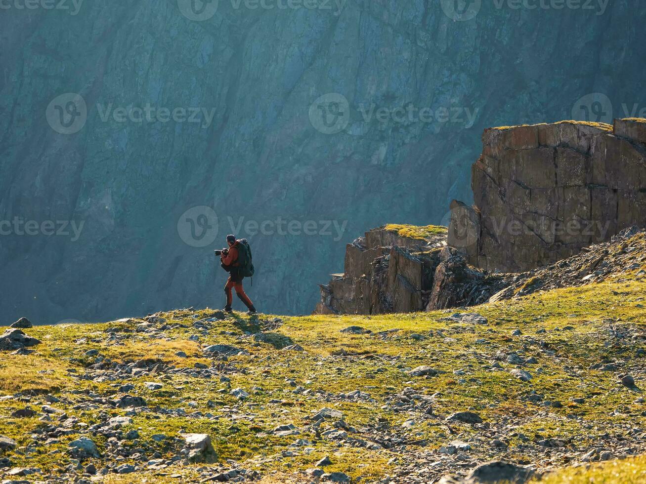 extrem Expedition im das Berge. Reise Fotograf nehmen ein Bild von neblig schön Aussicht im hoch Schnee Berge. Reise Freiberufler Blogger Lebensstil, Konzept Abenteuer Reise draussen. foto