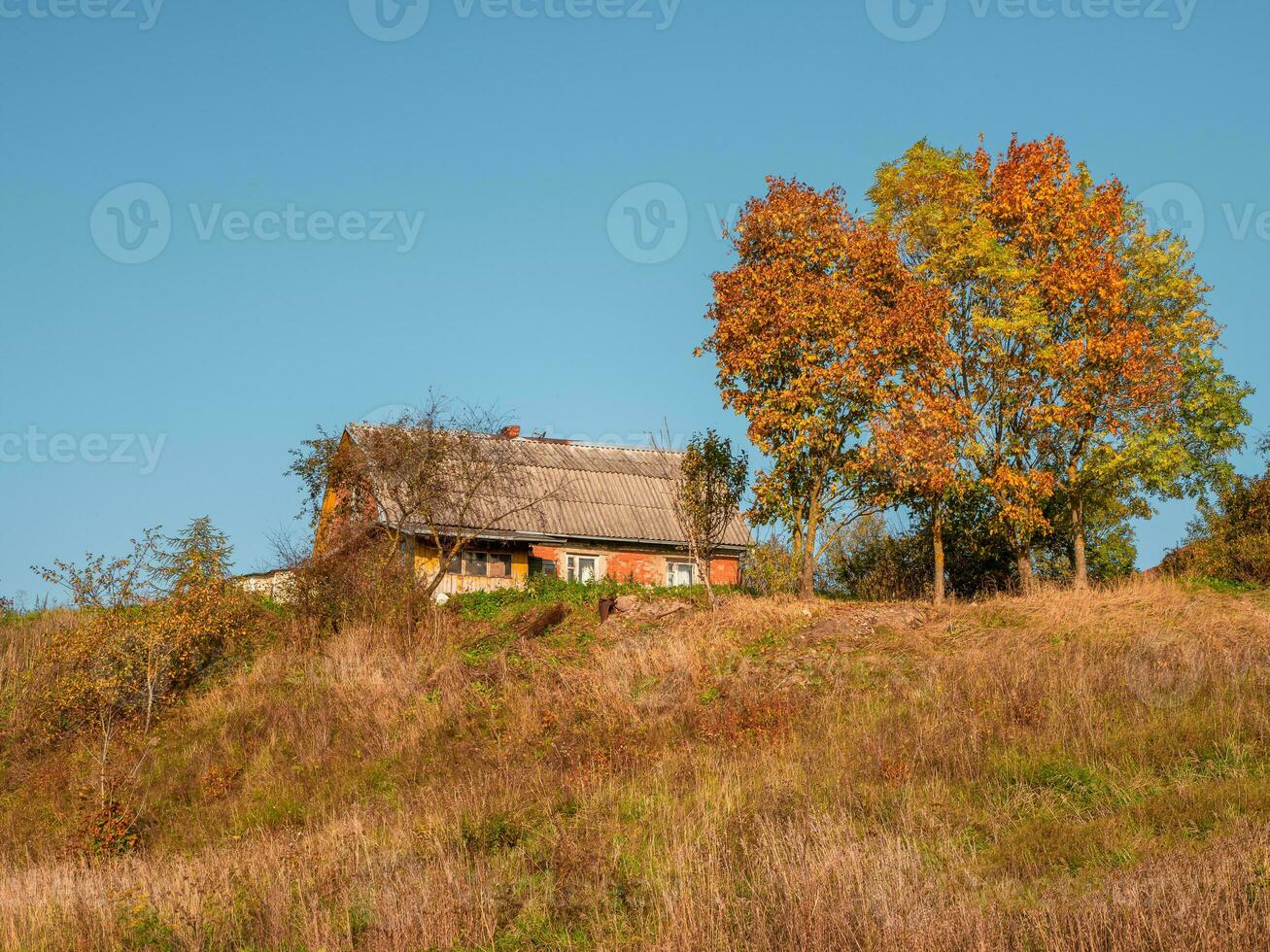 alt ländlich Haus auf ein Herbst hügel. foto
