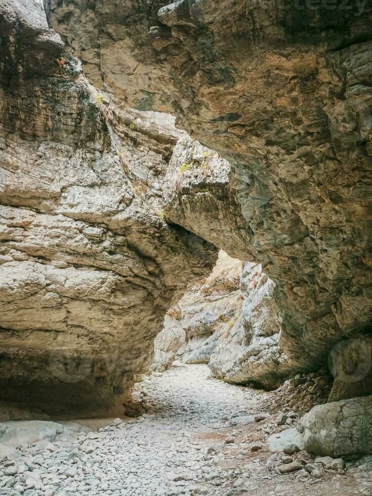 interessant Felsen Bildung ein eng Passage im das saltinskij Schlucht. ein einzigartig Natur Reservieren im Dagestan. Schlucht im Berge Landschaft Natur auf Russland. foto