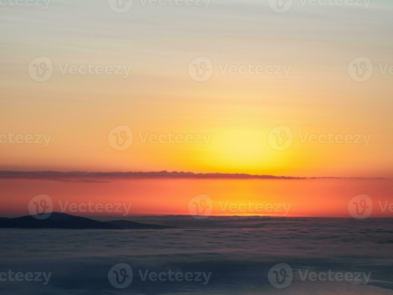 schön Arktis Sonnenuntergang. szenisch bunt Himmel beim Dämmerung. Antenne Aussicht von Sonnenaufgang hell Himmel. oben Aussicht von hoch Höhe. foto