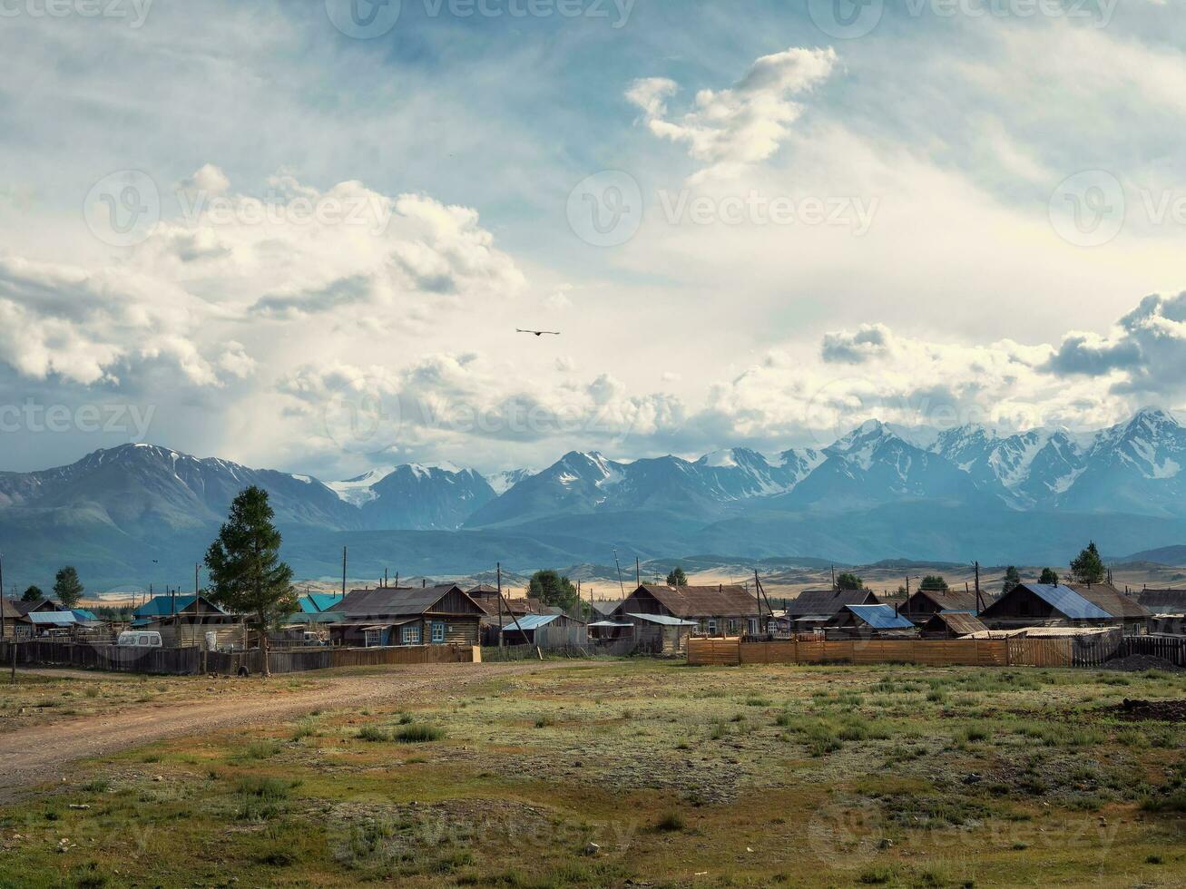 Russisch sibirisch Dorf mit Schmutz Straße und traditionell uralt hölzern Häuser. hölzern Häuser im ein alt sibirisch kurai Dorf. Altai. foto