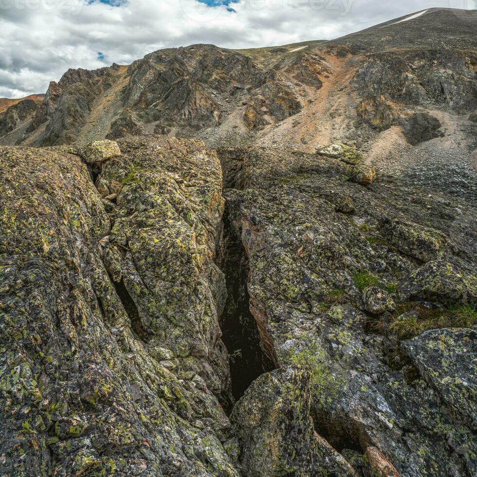 gefährlich Fehler im das Granit Felsen. Fehler Linie oder Fraktur im das Felsen, Erosion, ein Riss im das Stein. foto