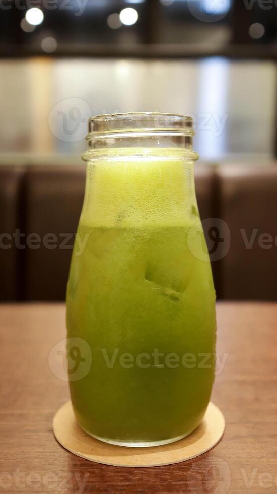 gesund Grün Gemüse Saft im ein Glas Flasche. foto