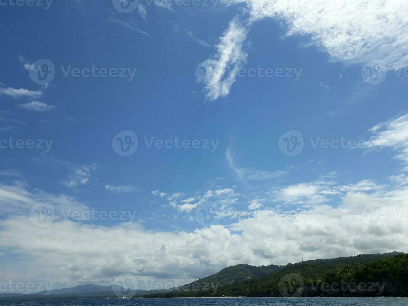 das Sicht von ein Blau Himmel über Grün Hügel auf das Küsten Kante foto