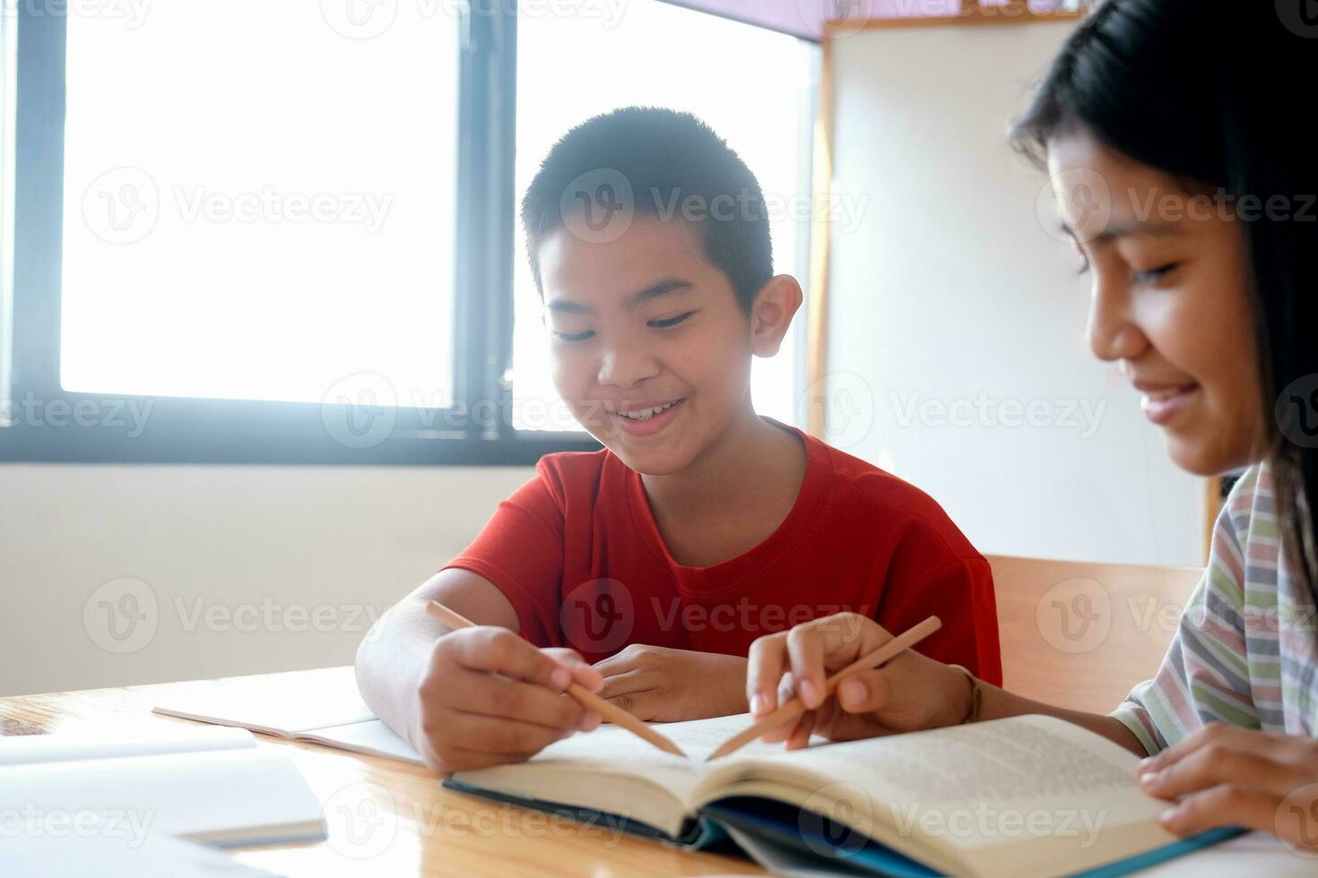 Schüler und Mädchen studieren beim Zuhause foto