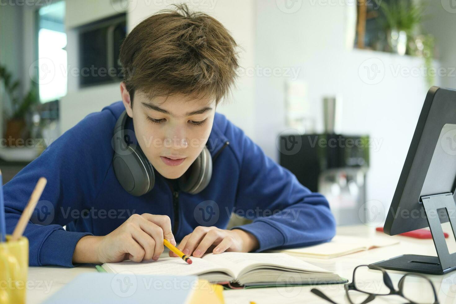 Schüler Junge mit Tablette Computer Lernen beim Zuhause foto