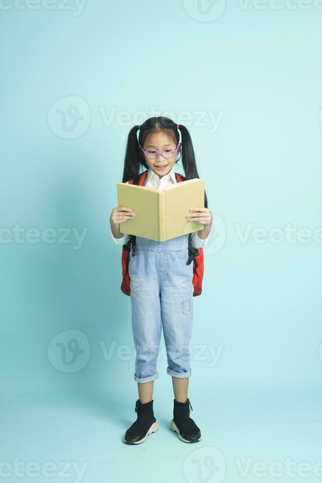 Nahansicht Kind Studenten Mädchen lächelnd halten Buch, gehen zu Schule. foto