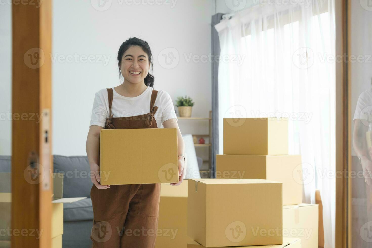 modern weiblich Menschen im ziehen um Zuhause Wohnung Freizeit Innen- Aktivität allein. foto