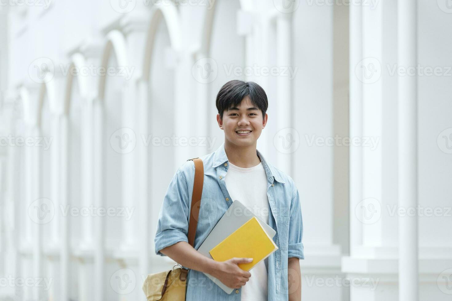 jung männlich Schüler beim Universität Campus. foto