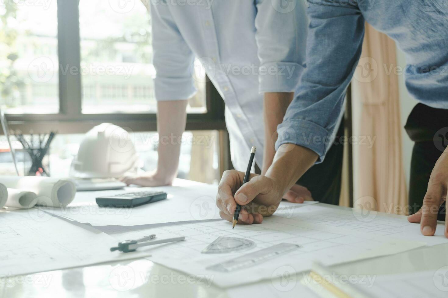 Ingenieur, Architekten Arbeiten zusammen. foto