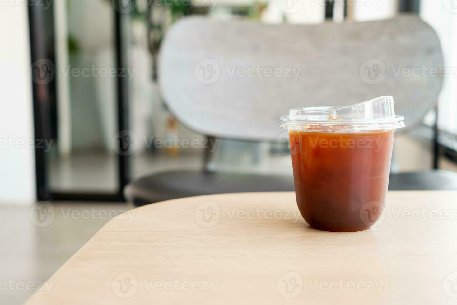 Americano-Kaffee oder langer schwarzer Kaffee im Glas foto