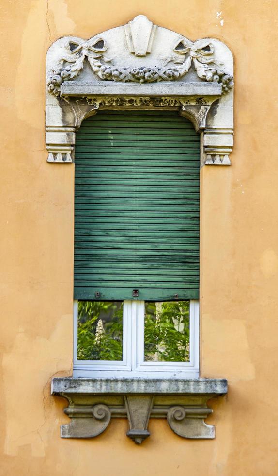 Bergamo, Italien. 2021 - traditionelle Fensterfassade foto