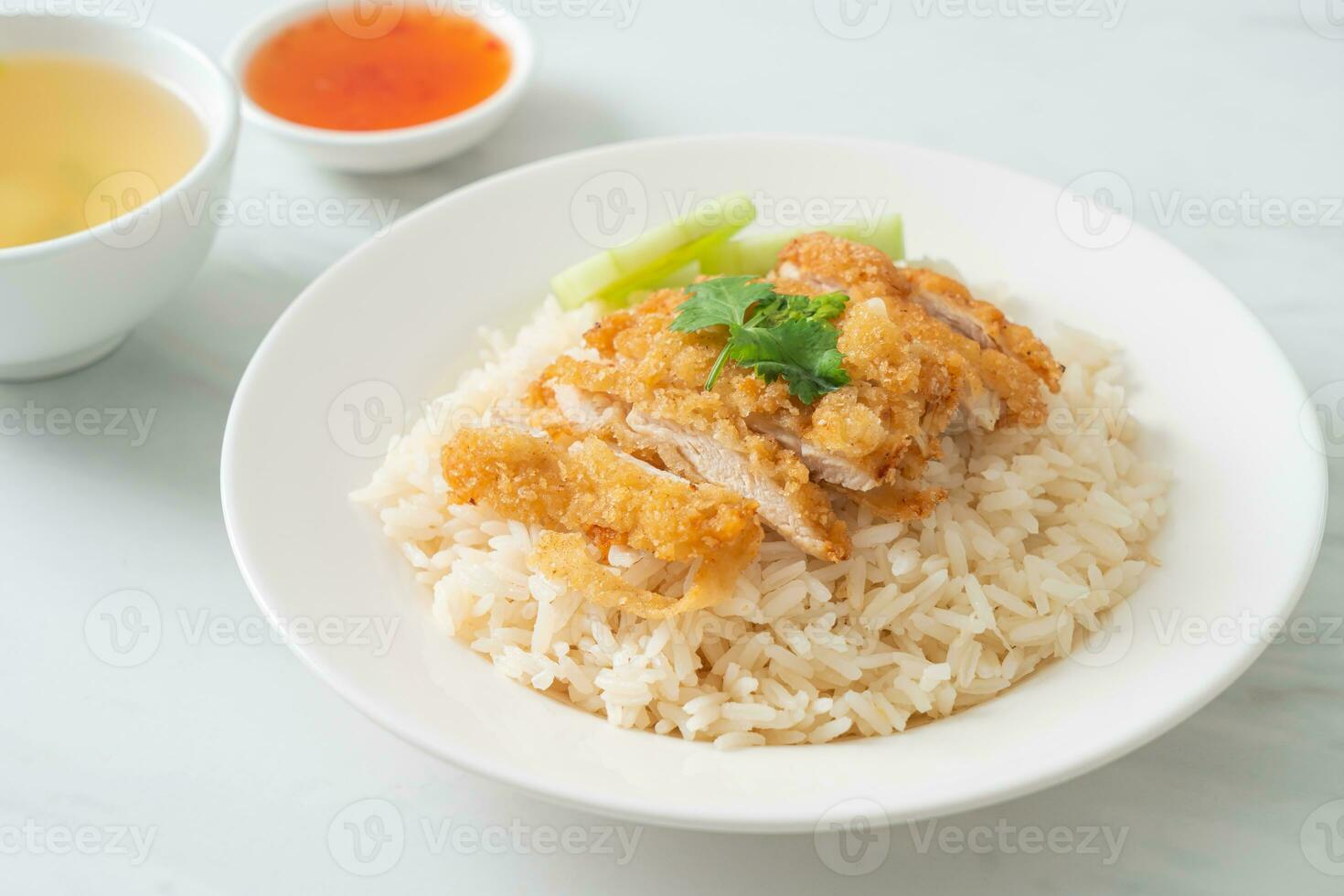 gedämpfter Reis mit gebratenem Hühnchen oder hainanischem Hühnchenreis foto