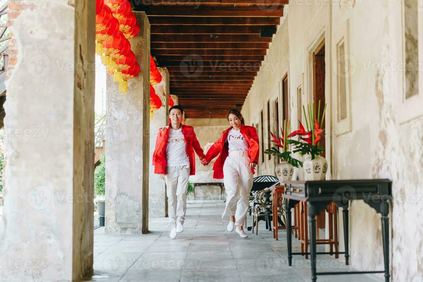 glückliches junges asiatisches paar in chinesischen traditionellen kleidern foto