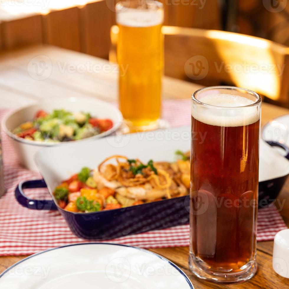 dunkle und weiße Biergläser mit Dishda foto