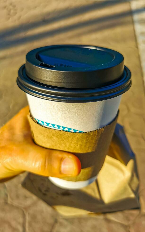 Kaffee zu gehen Becher im das tropisch Maxikaner Natur Ort. foto