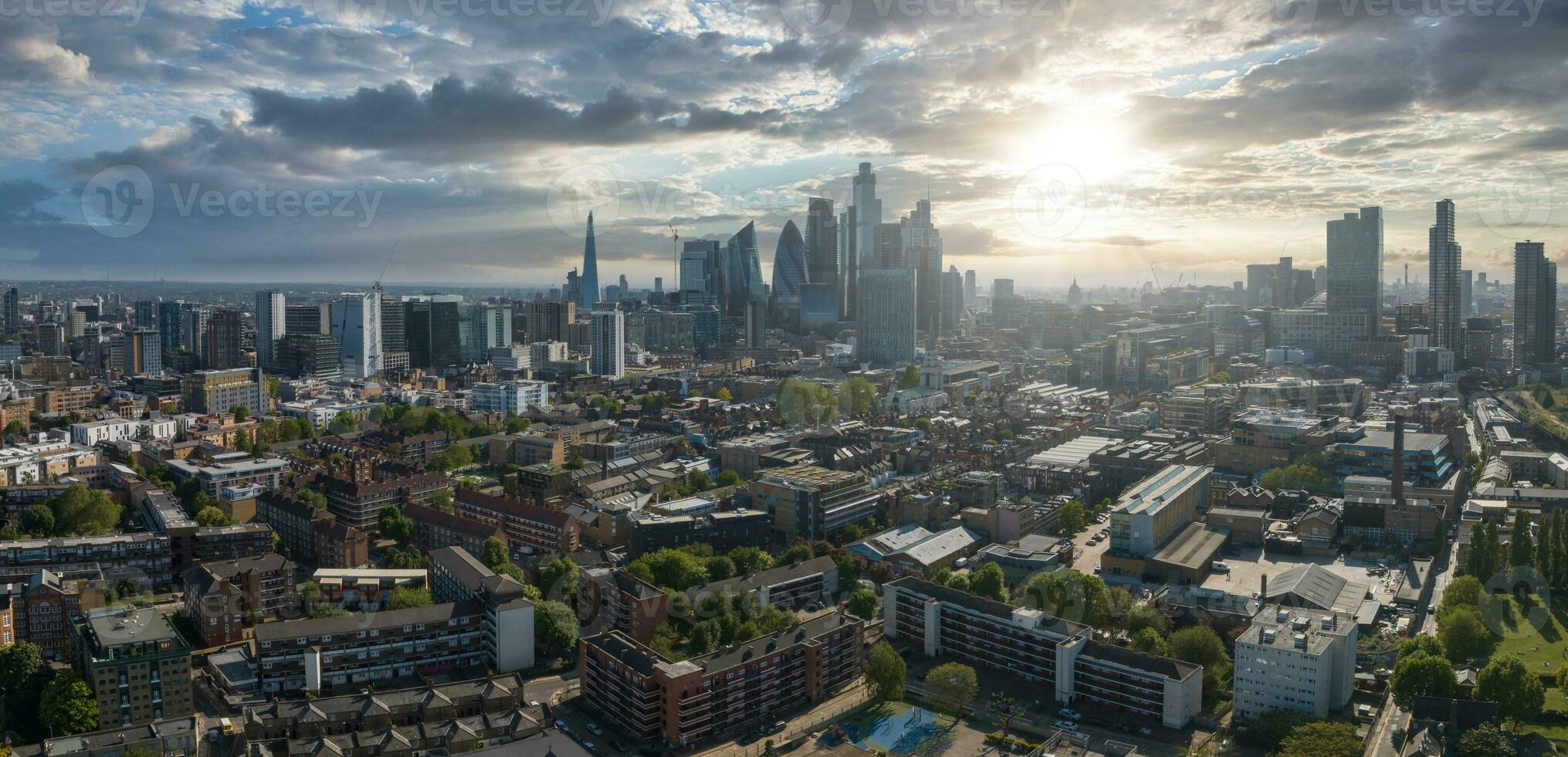 Panorama- Antenne Aussicht von das Stadt von London Center mit Wolkenkratzer Gebäude auf das Horizont. foto