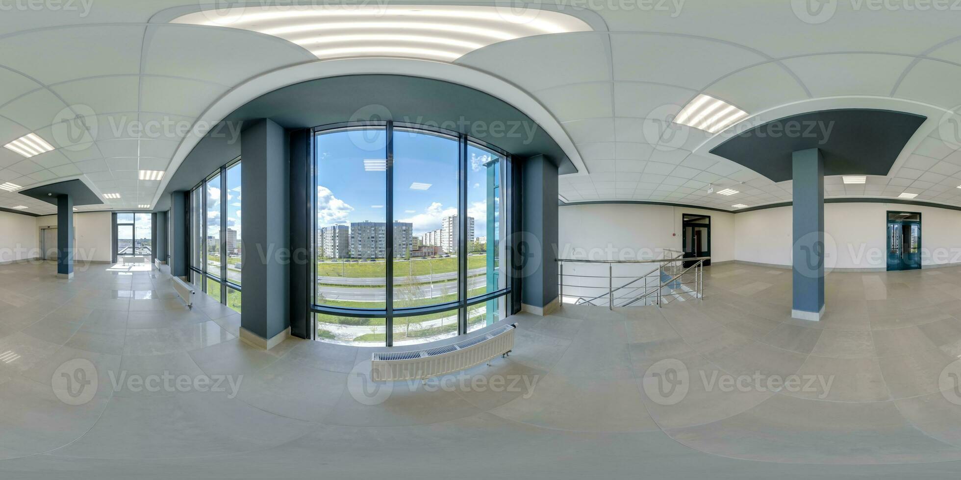 voll nahtlos kugelförmig hdri 360 Panorama Aussicht im leeren modern Halle mit Säulen, Türen und Panorama- Fenster im gleichwinklig Projektion, bereit zum ar vr Inhalt foto