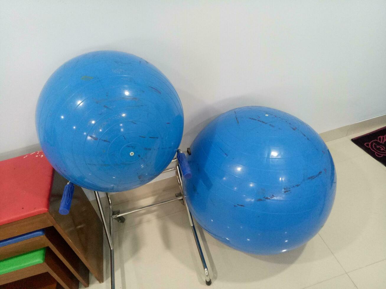 groß Blau Fitnessstudio Ball im das Ecke von das Zimmer foto