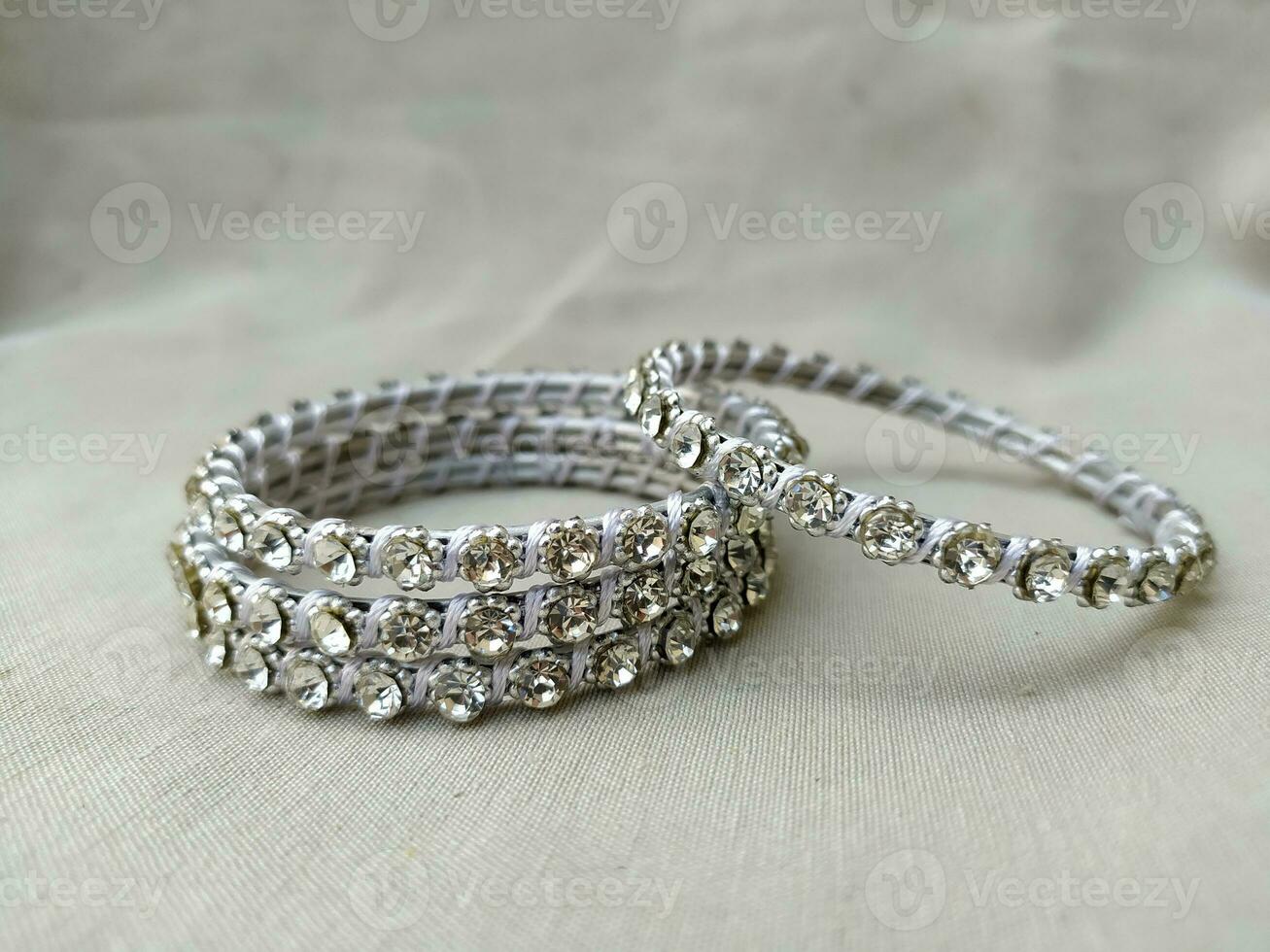 schön Weiß Silber Armband mit Perle Ornamente foto