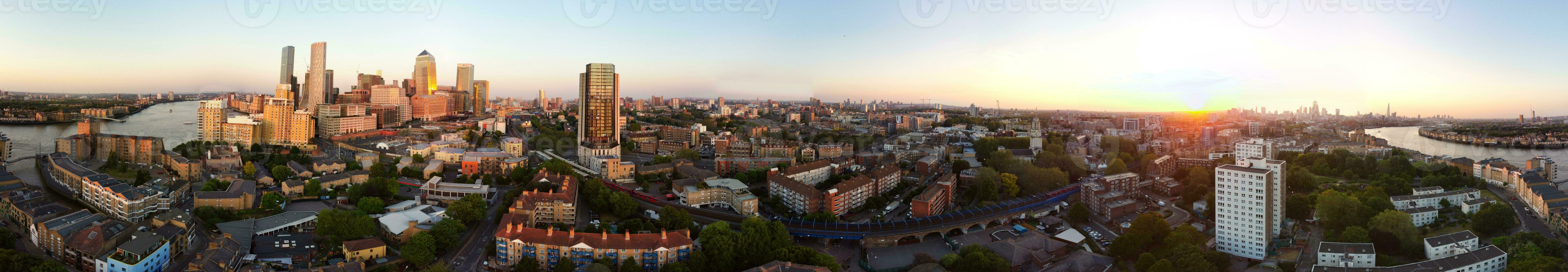 hoch Winkel Panorama- Aussicht von Kanarienvogel Kai Gebäude beim zentral London Stadt von England großartig Großbritannien. das Aufnahmen war gefangen mit Drohnen Kamera beim niedrig Höhe auf 08. Juni 2023 während Sonnenuntergang. foto