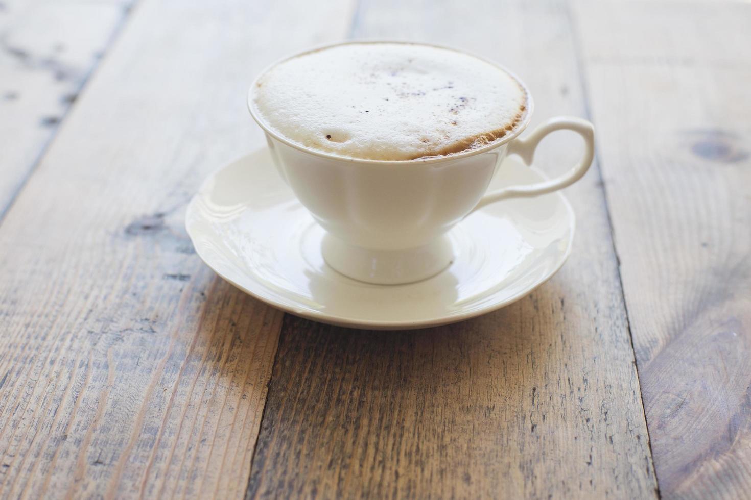 heißer Cappuccino auf Holzhintergrund foto