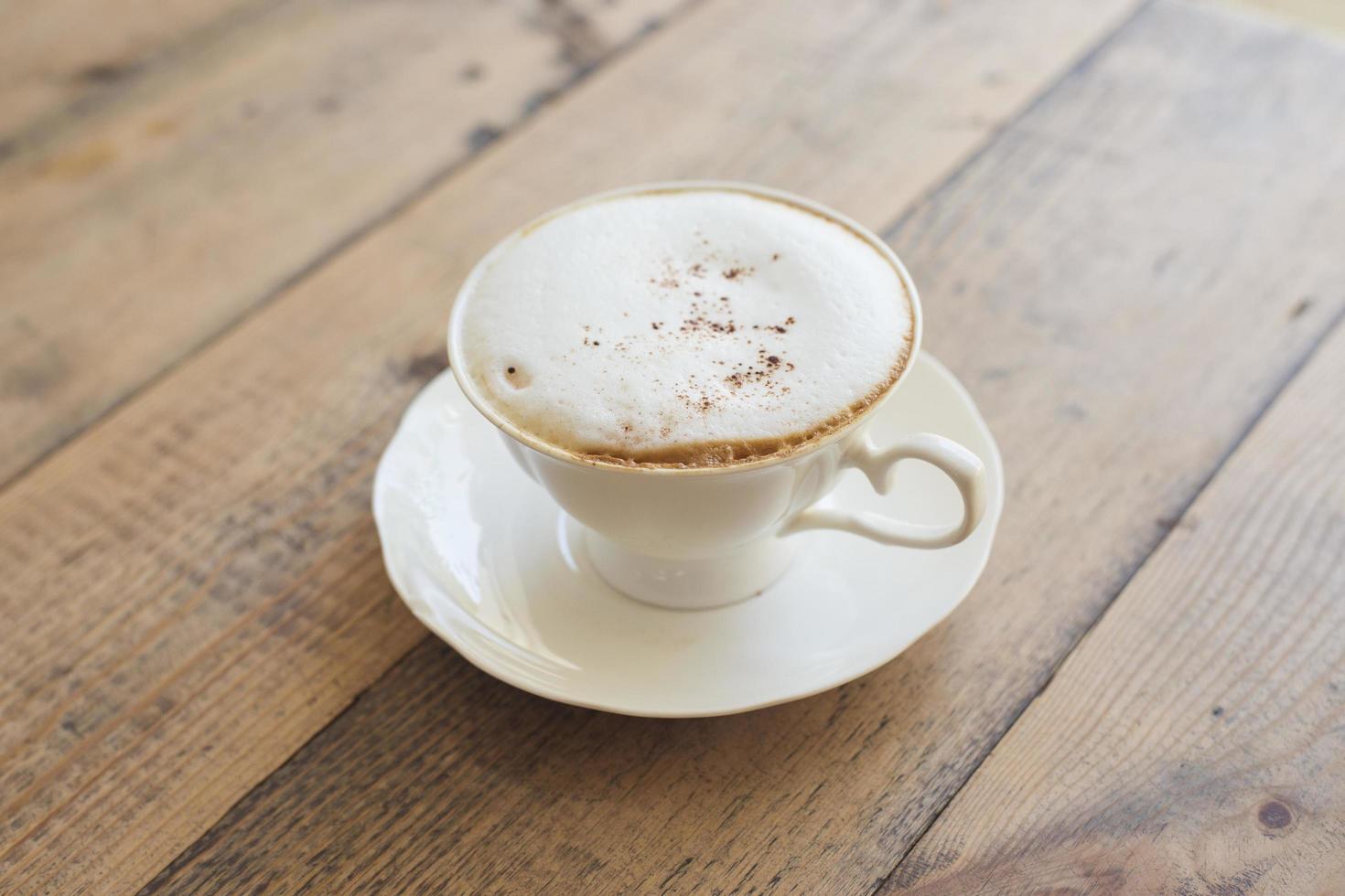 heißer Cappuccino auf Holzhintergrund foto