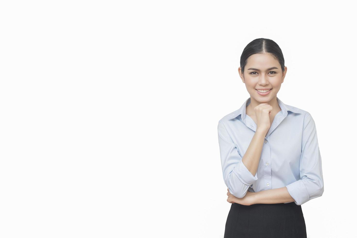 Geschäftsfrau lächelnd lokalisiert auf weißem Hintergrund foto
