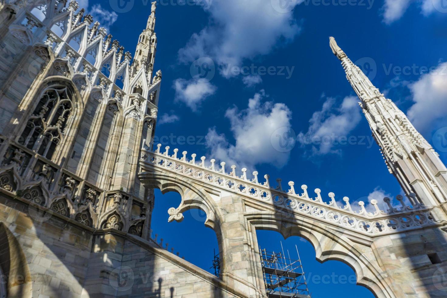 weiße Marmorstatuen auf dem Dach des berühmten Domes von Mailand in Italien foto