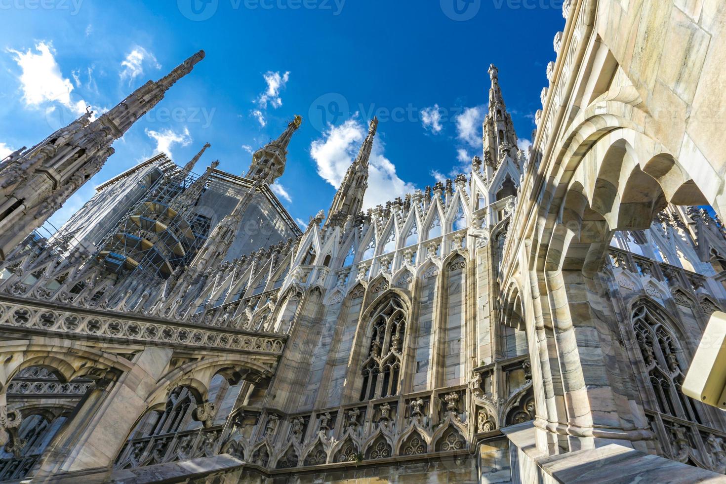 weiße Marmorstatuen auf dem Dach des berühmten Domes von Mailand in Italien foto