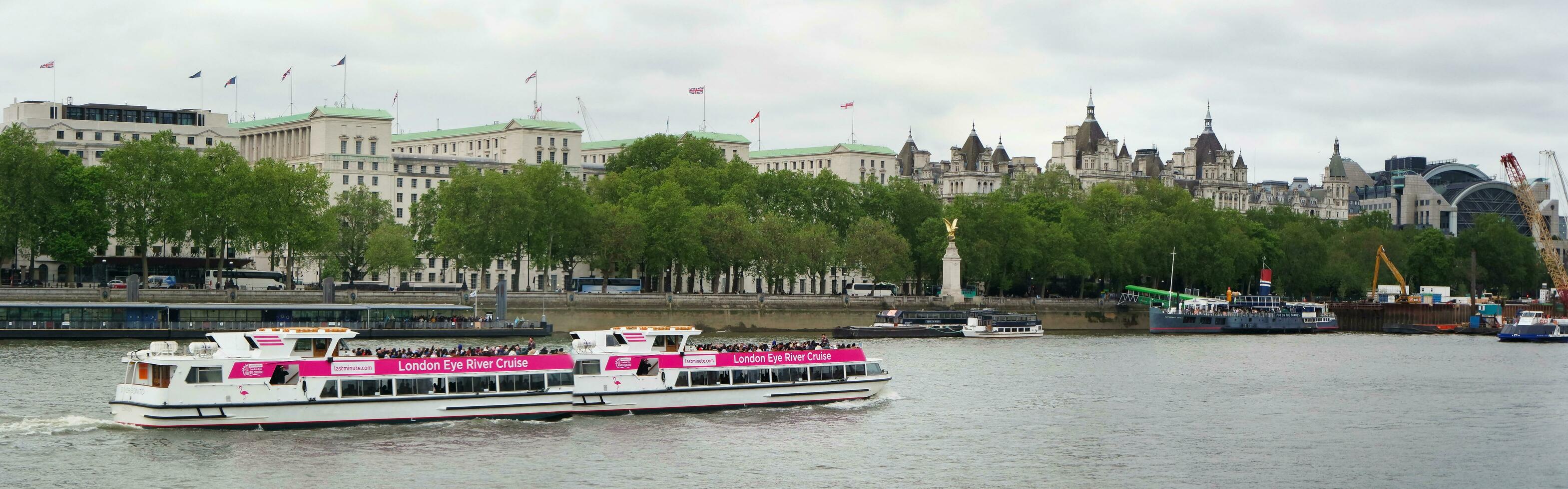 Herrlich hoch Auflösung Ultra breit Panorama- Aussicht von zentral London Stadt von England großartig Großbritannien, das Bild war gefangen während wolkig Abend beim Westminster, groß und London Auge auf 30. Mai 2023 foto