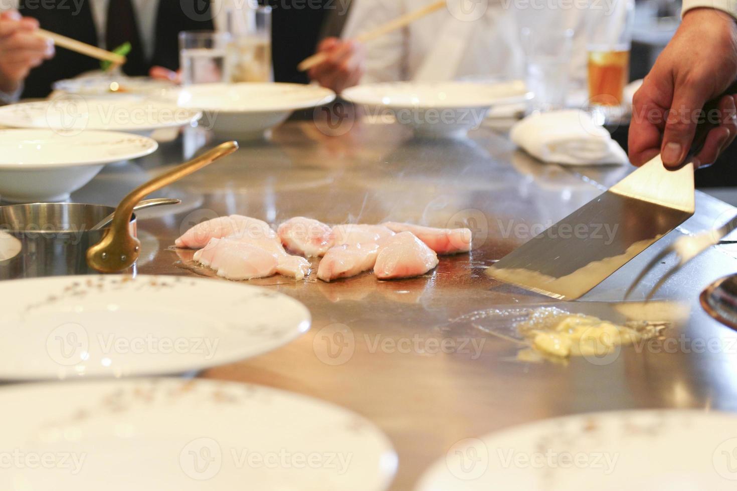 Grillen Sie den frischen Fisch auf einer Eisenplatte foto