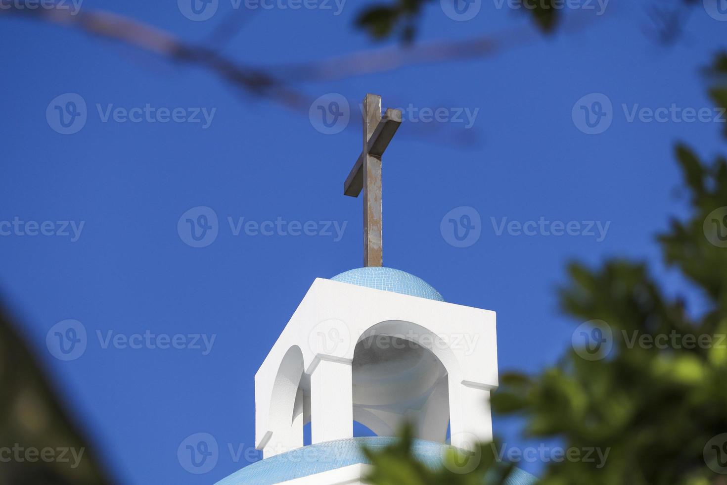 Kirchenkreuz mit blauem Himmel foto