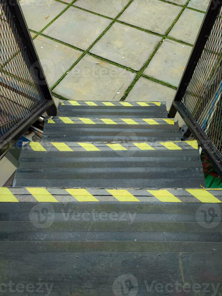 schwarz Treppe mit Polizei Linie foto