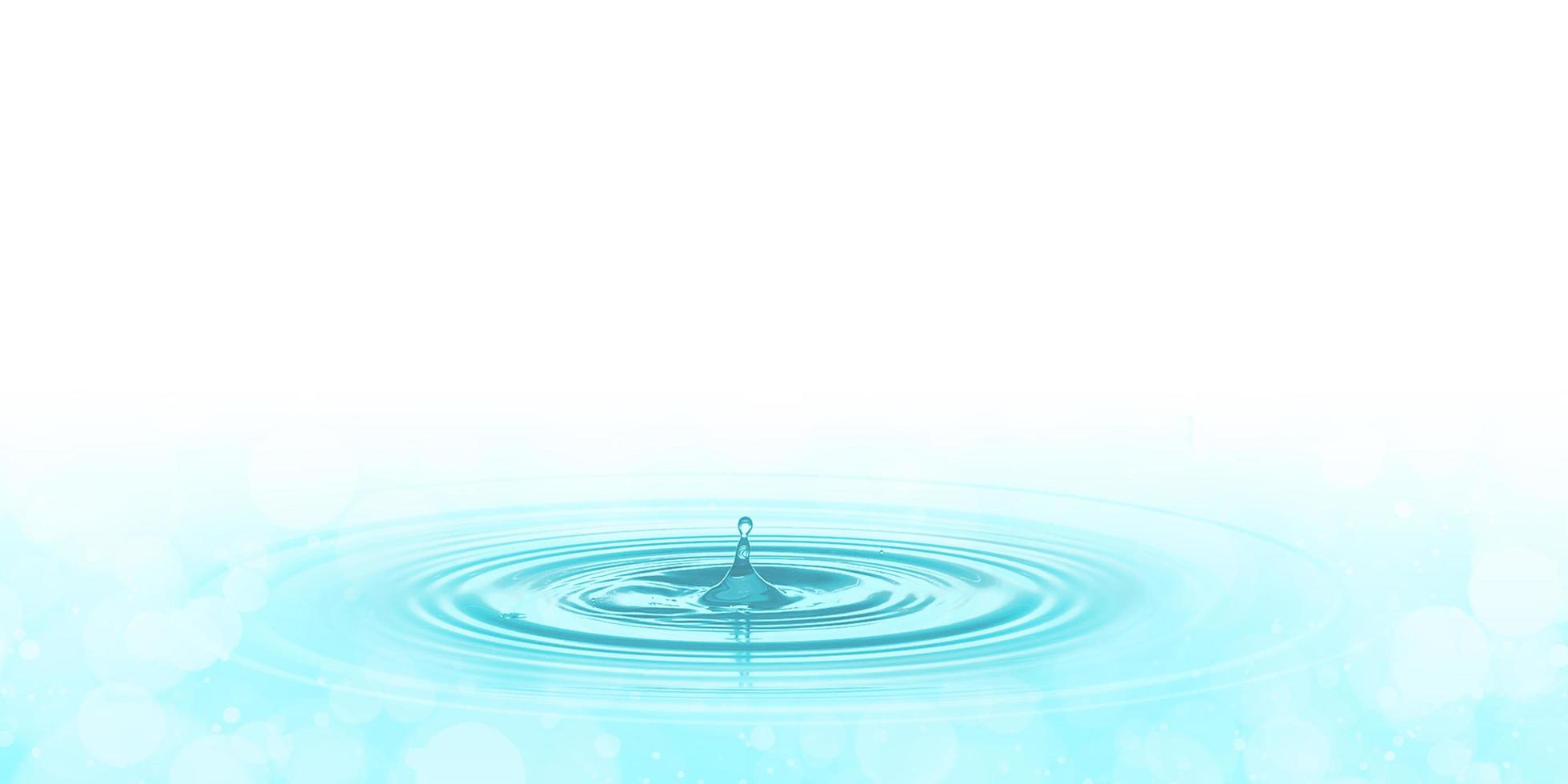 ein Tropfen des blauen Wassers auf der Oberfläche des Wassers, 3d Illustration foto