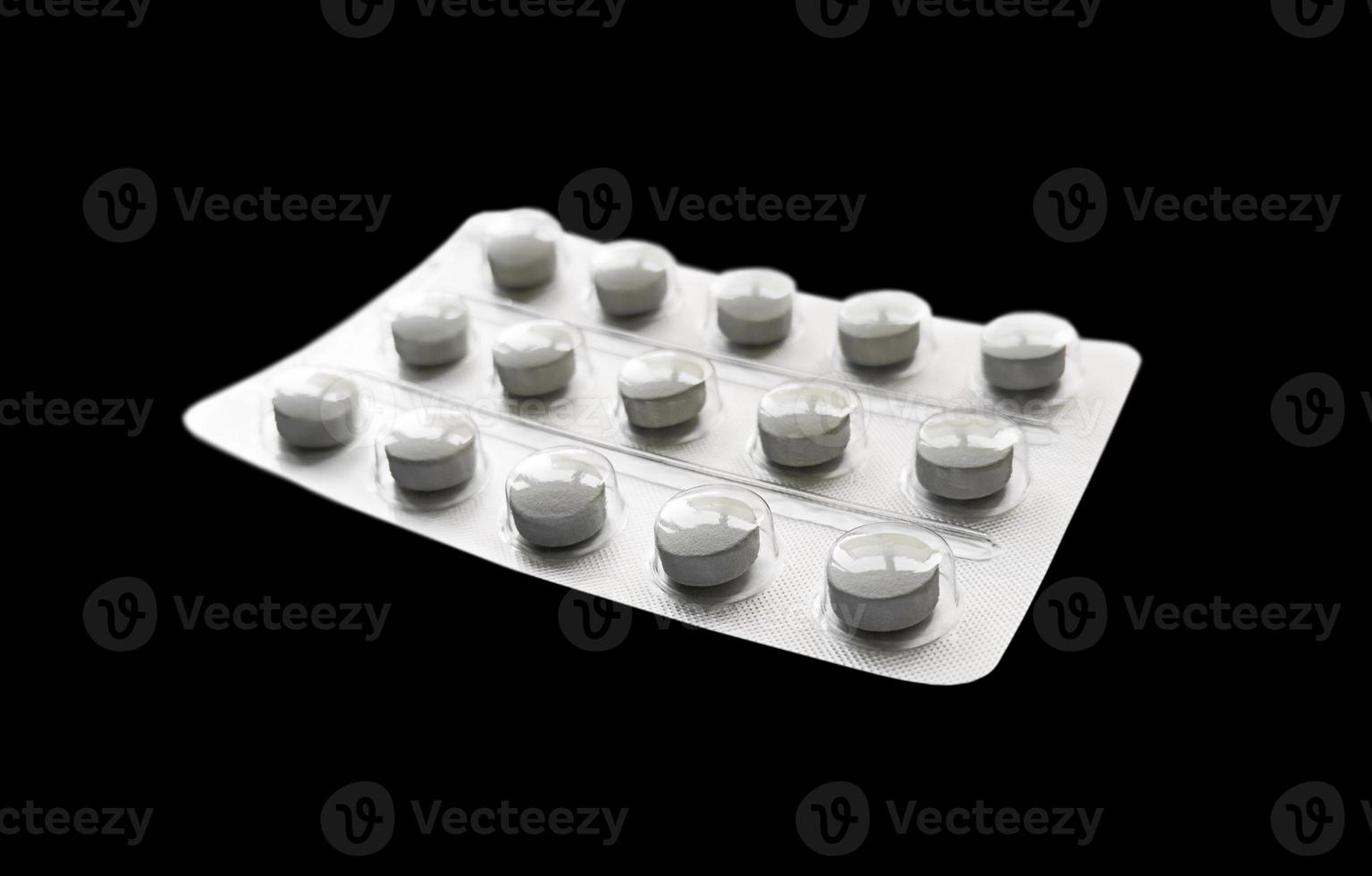 graue Pillen in der Blase lokalisiert auf schwarzem Hintergrund foto