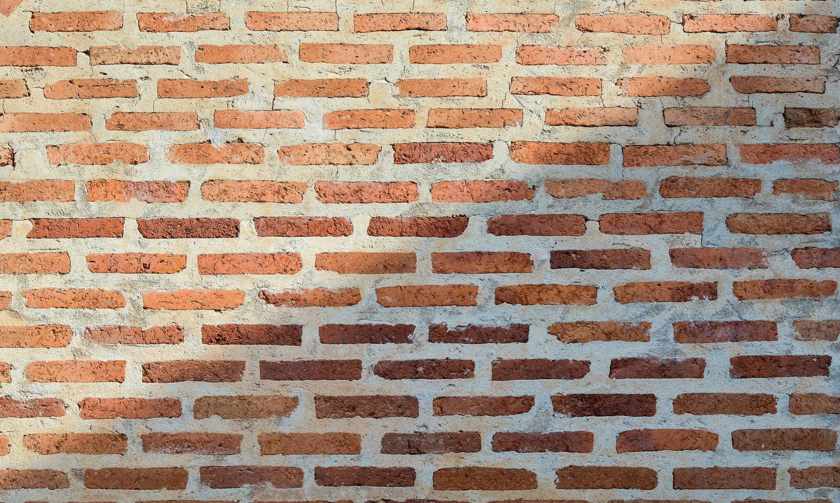 alte rote Backsteinmauer Hintergrundbeschaffenheit mit Licht über foto